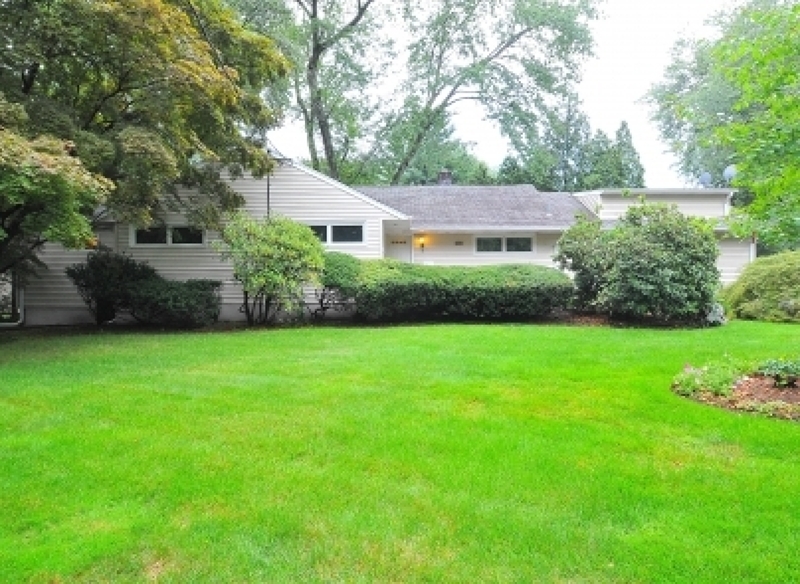 Property Photo:  6 Birchwood Ln  NJ 07642 