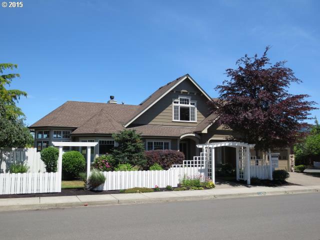 Property Photo: 1143 Regency Dr OR 97401