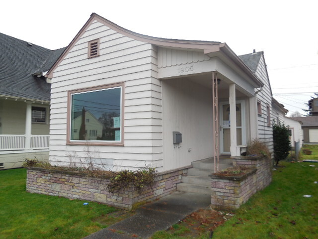 Property Photo:  1905 Hoyt Ave  WA 98201 