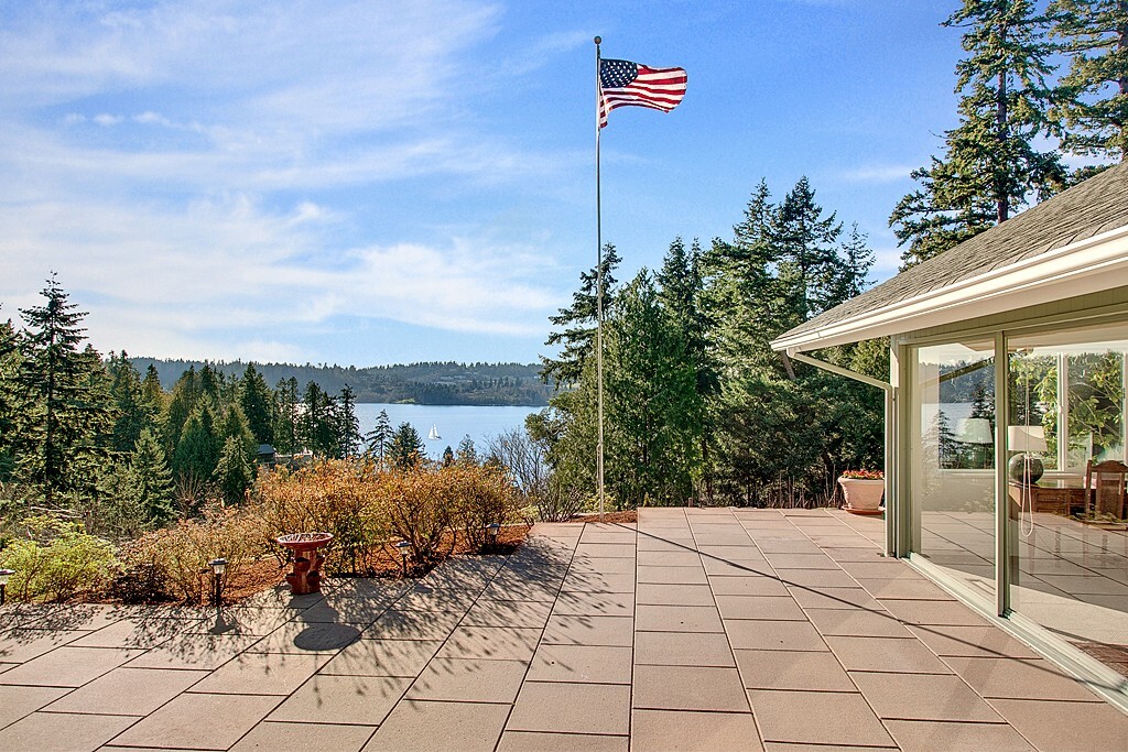 Property Photo:  303 Parkridge Lane  WA 98004 