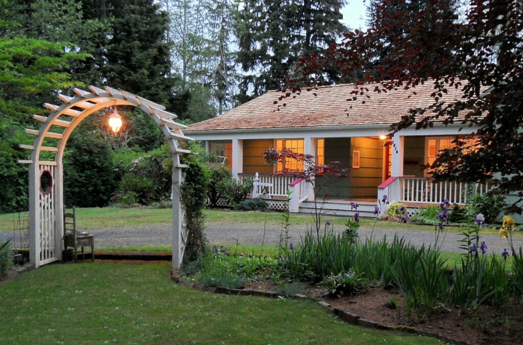 Property Photo:  1516 Bel Aire Ave  WA 98520 