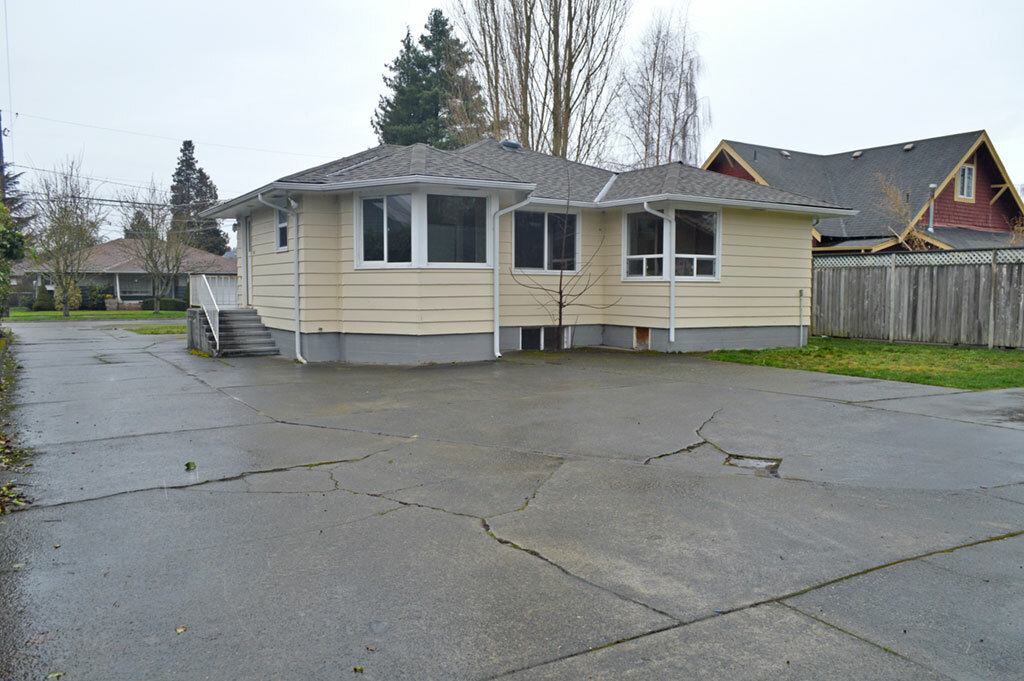 Property Photo:  418 7th Ave NW  WA 98371 