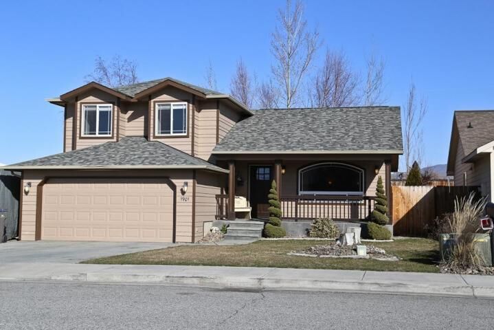 Property Photo:  1901 SE 3rd St  WA 98802 