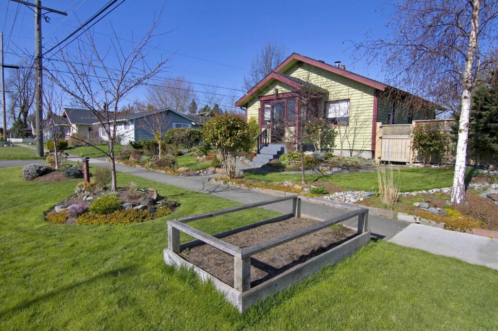 Property Photo:  413 Carolina St  WA 98225 