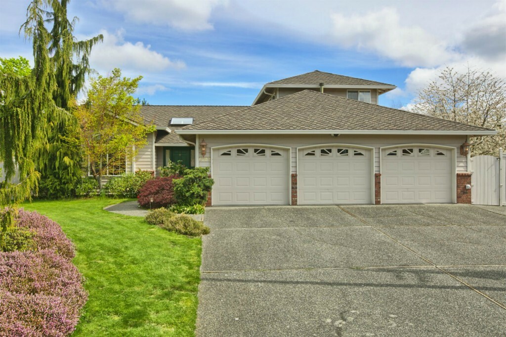 Property Photo:  6807 154th Place SE  WA 98296 