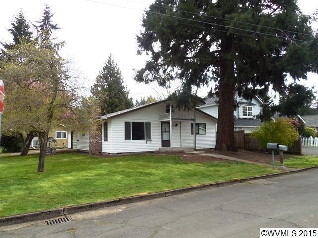 Property Photo: 803 Madison St OR 97381