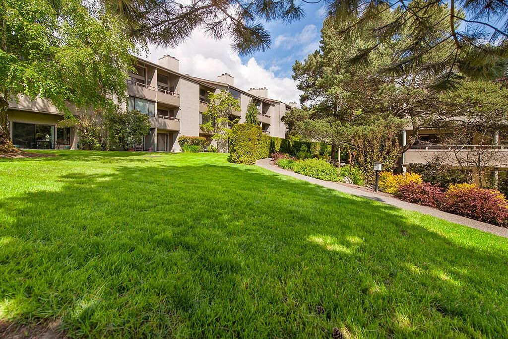 Property Photo:  6610  Parkpoint Way NE D-302  WA 98115 