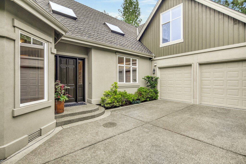 Property Photo: 8425 SE 69th Place WA 98040