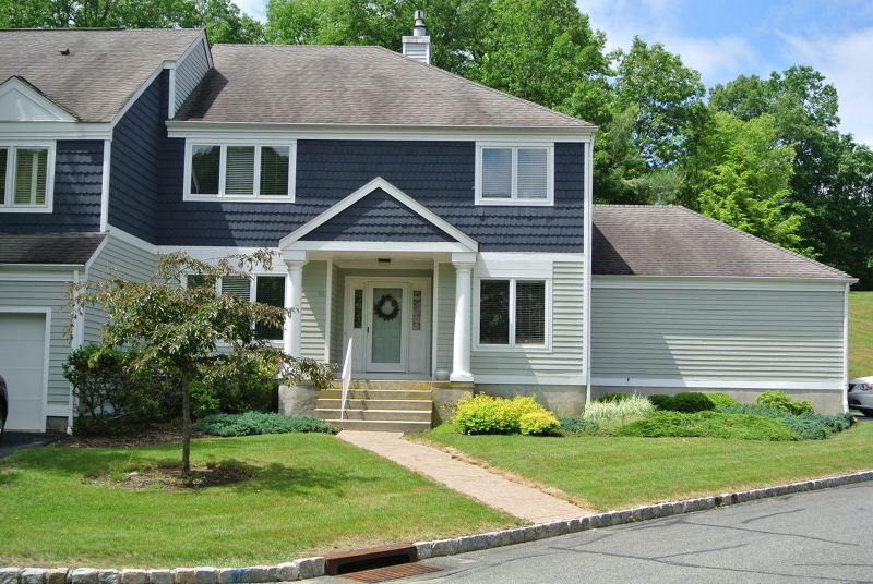 Property Photo:  96 Sleepy Holw  NJ 07871 