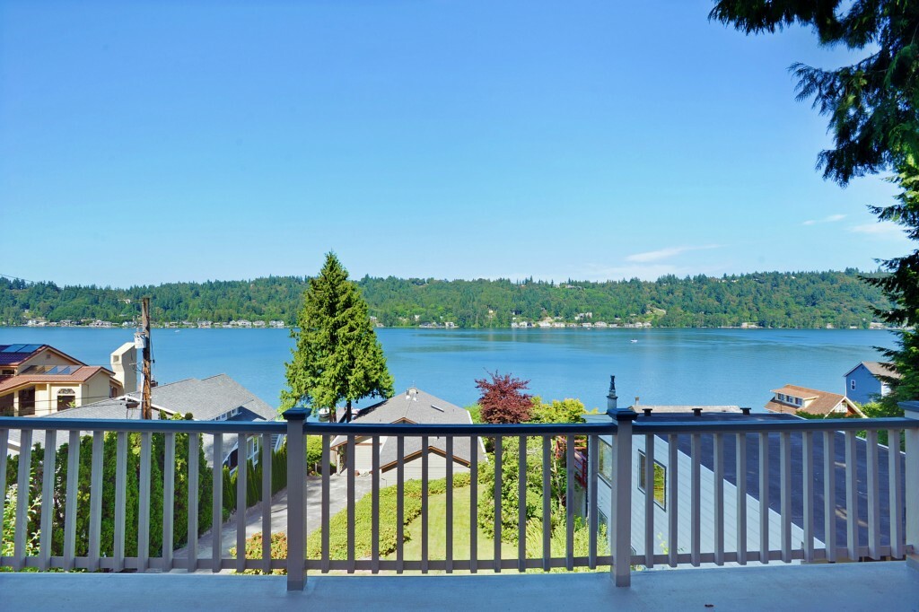 Property Photo:  2590 W Lake Sammamish Pkwy NE  WA 98052 