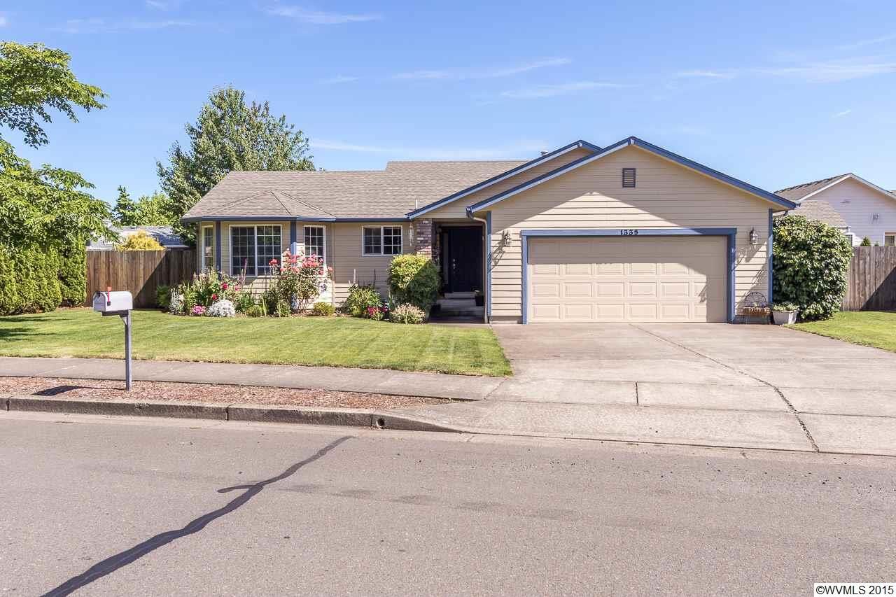 Property Photo:  1335 W Locust St  OR 97383 