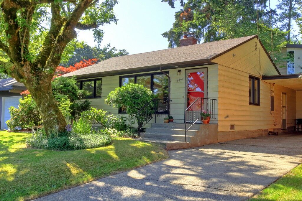 Property Photo: 3841 NE 92nd St WA 98115