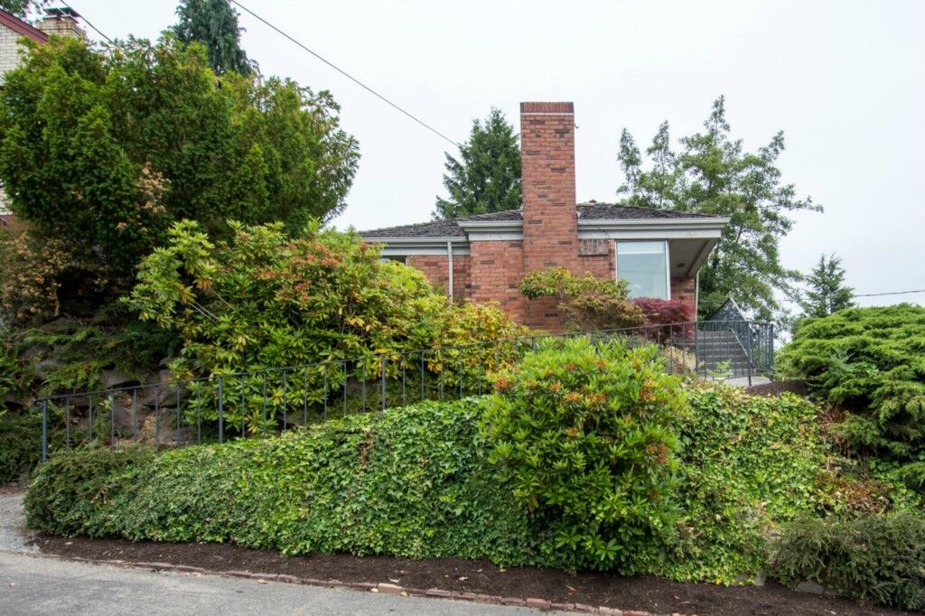 Property Photo:  2600 W Plymouth Street  WA 98199 
