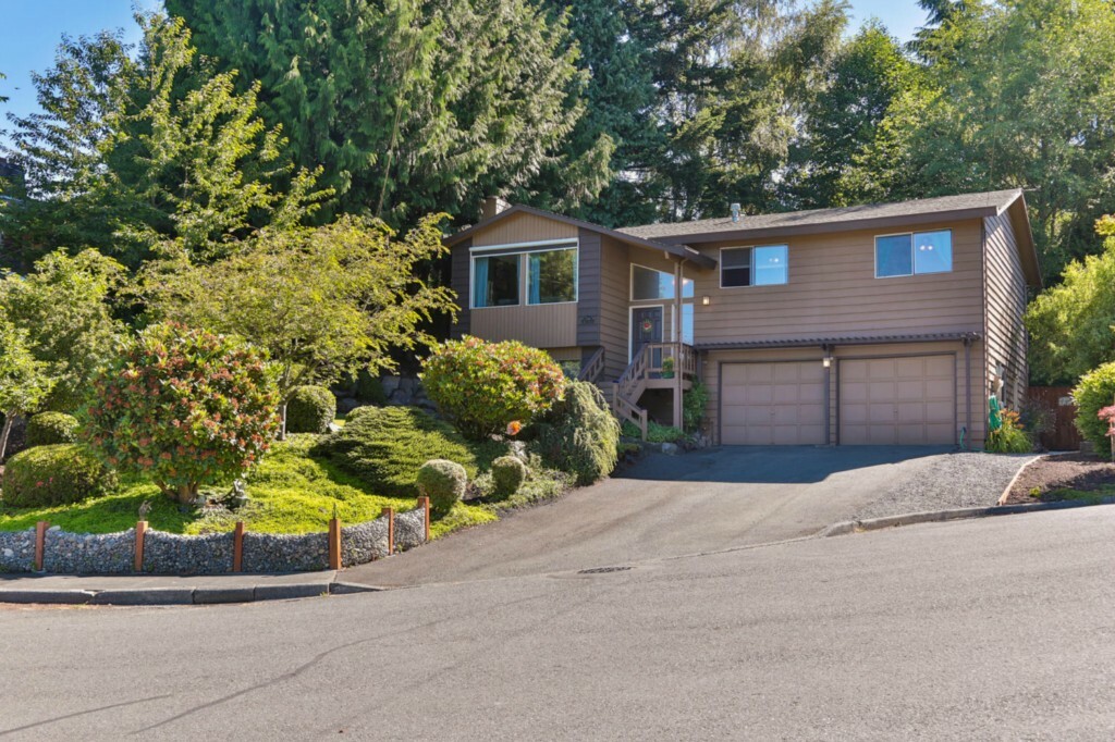 Property Photo:  708 Birch St  WA 98020 