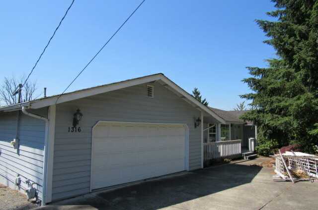 Property Photo:  1316 Valley View Dr  WA 98372 