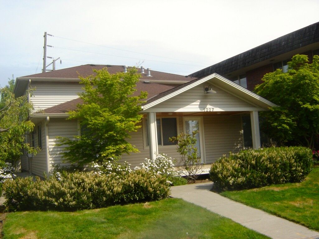 Property Photo:  1227 Broadway Ave  WA 98201 