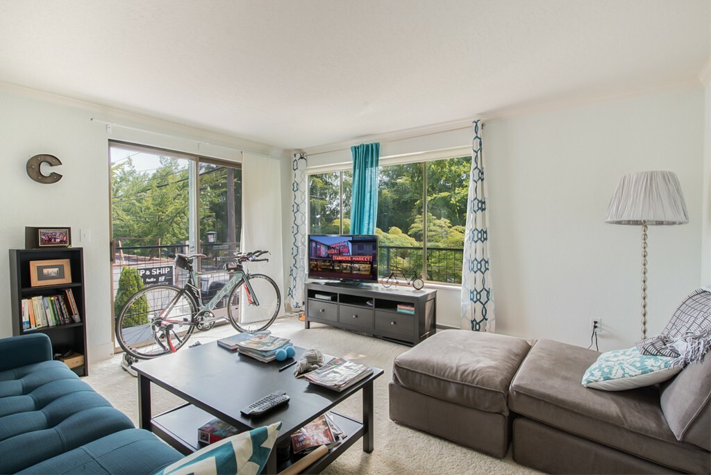 Property Photo:  7501 Greenwood Ave N 202  WA 98103 