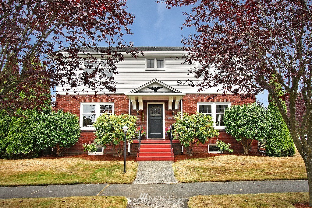 Property Photo:  1732 Rucker Ave  WA 98201 