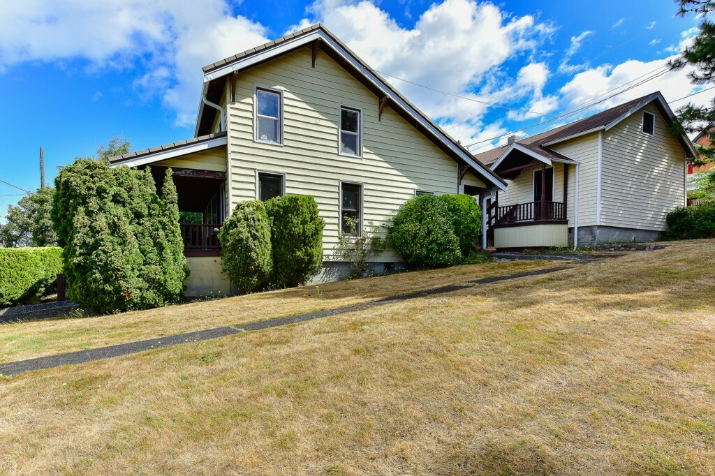 Property Photo:  915 11th St  WA 98225 