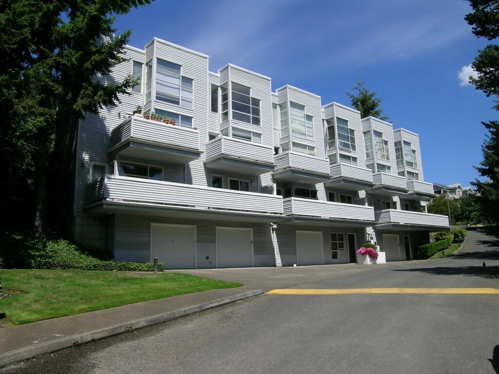 Property Photo:  460 4th Ave 460  WA 98033 