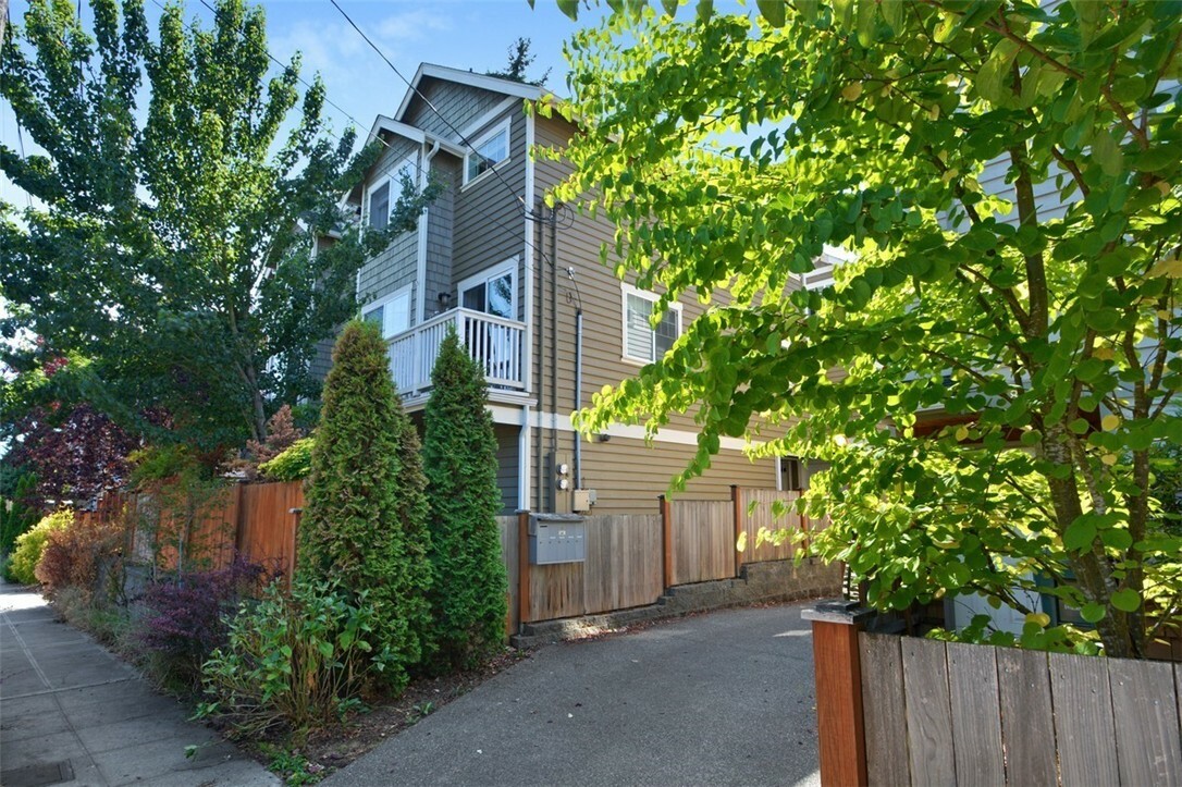 Property Photo:  8513 Stone Ave N B  WA 98103 