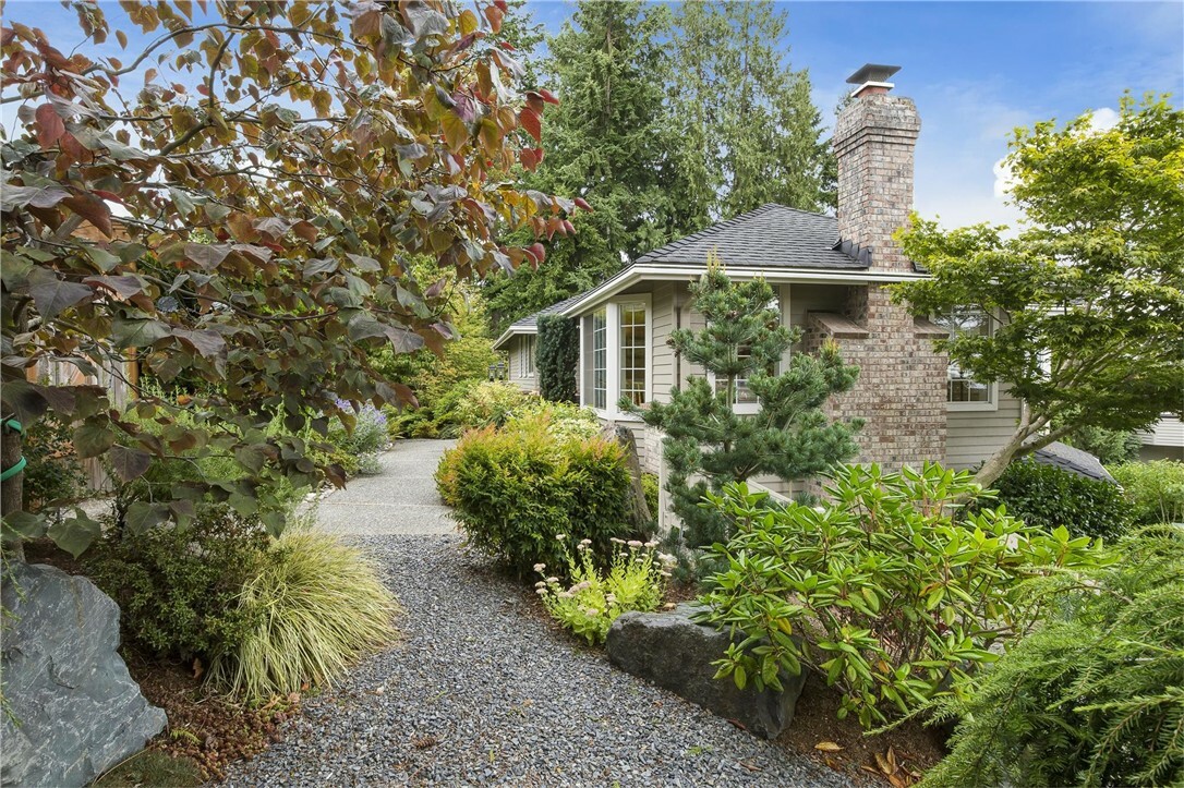 Property Photo:  610 9th Ave S  WA 98020 