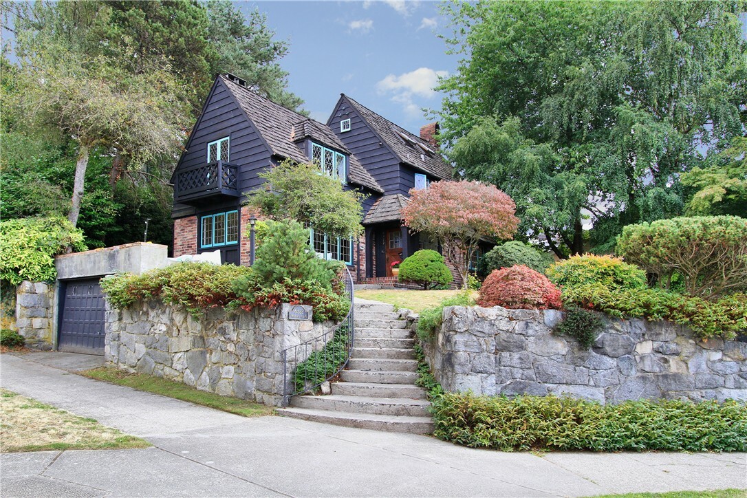Property Photo: 6322 Woodlawn Ave N WA 98103
