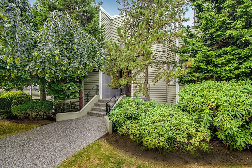 Property Photo:  2327 Yale Ave E I  WA 98102 