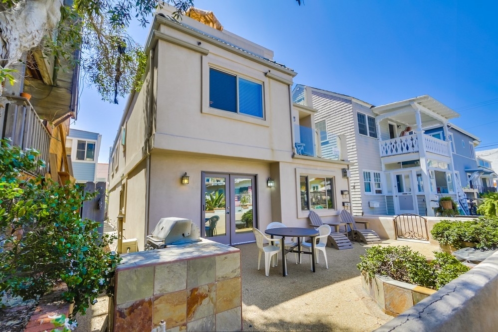 Property Photo:  725 Ostend Ct  CA 92109 