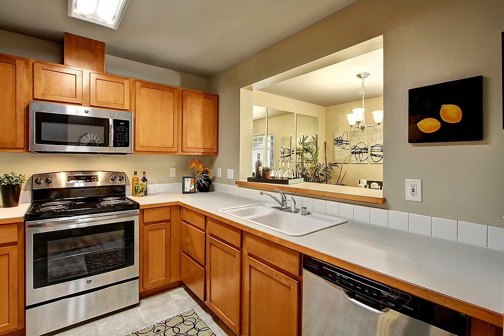 Property Photo: 18501 SE Newport Wy J241 WA 98027
