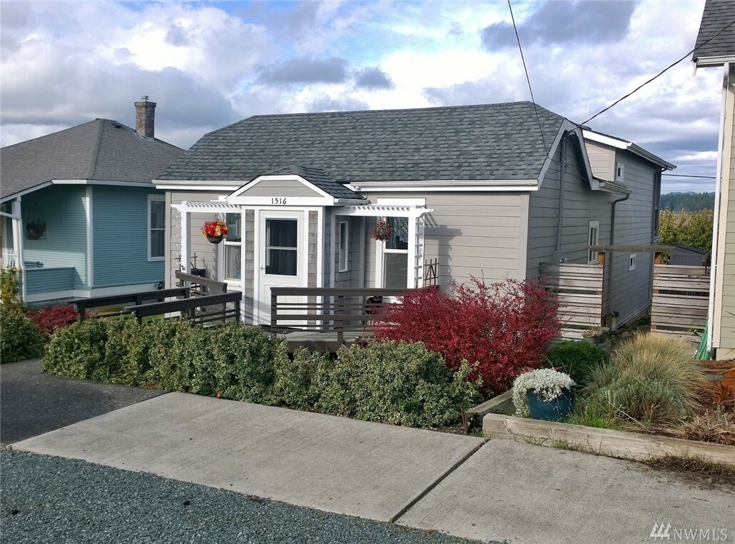 Property Photo:  1516 7th St  WA 98221 