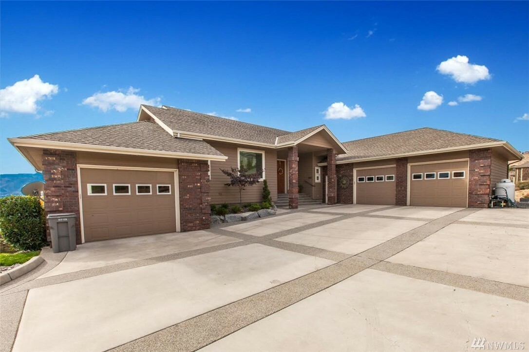 Property Photo:  160 Tarn Place  WA 98801 