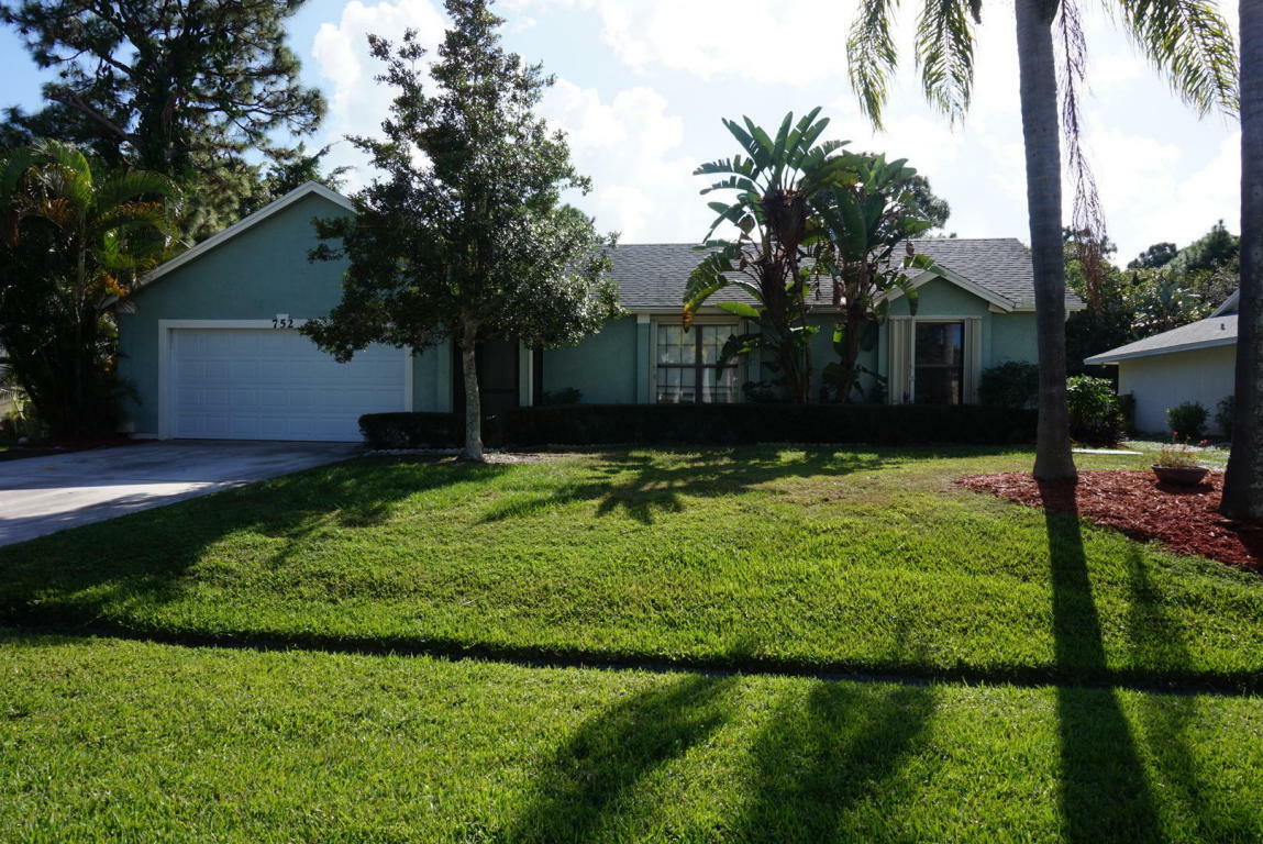 Property Photo:  752 SE Starflower Avenue SE  FL 34983 