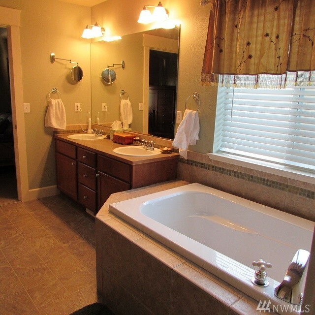 Property Photo: 15217 Daffodil St Ct E WA 98390