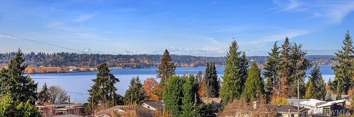 Property Photo:  526 14th Ave W  WA 98033 