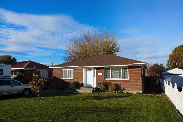 Property Photo: 1209 W Whatcom St WA 98903