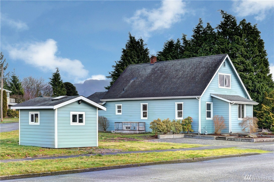 Property Photo: 1905 Hillcrest Ave WA 98022