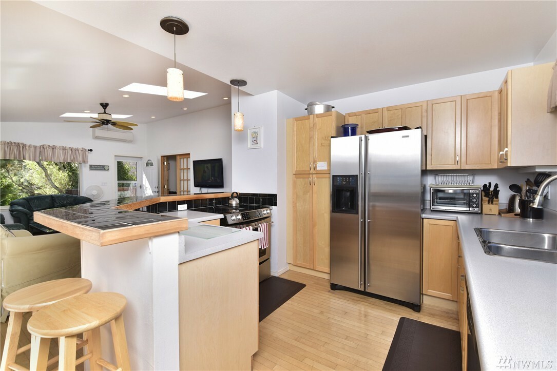 Property Photo:  5112 Seaview Dr  WA 98230 
