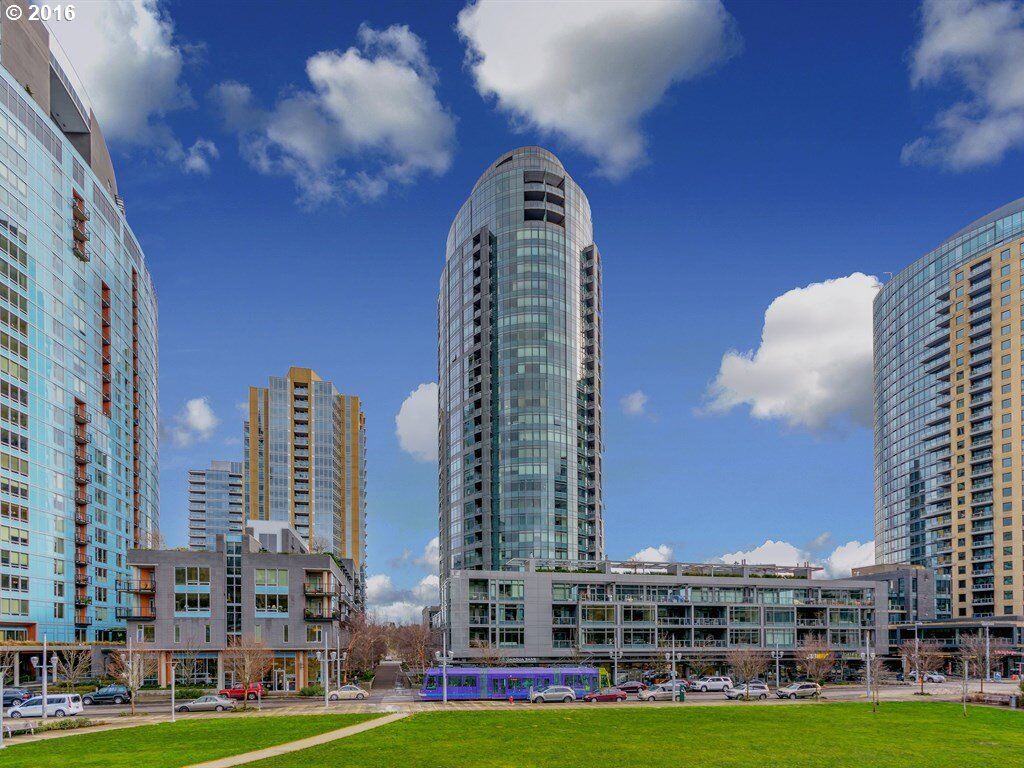 Property Photo:  3601 SW River Pkwy 900  OR 97239 