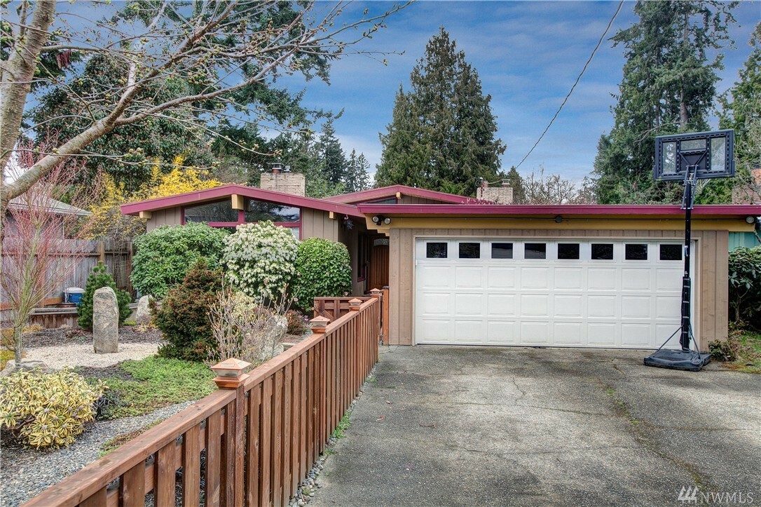 Property Photo:  1914 N 120th St  WA 98133 