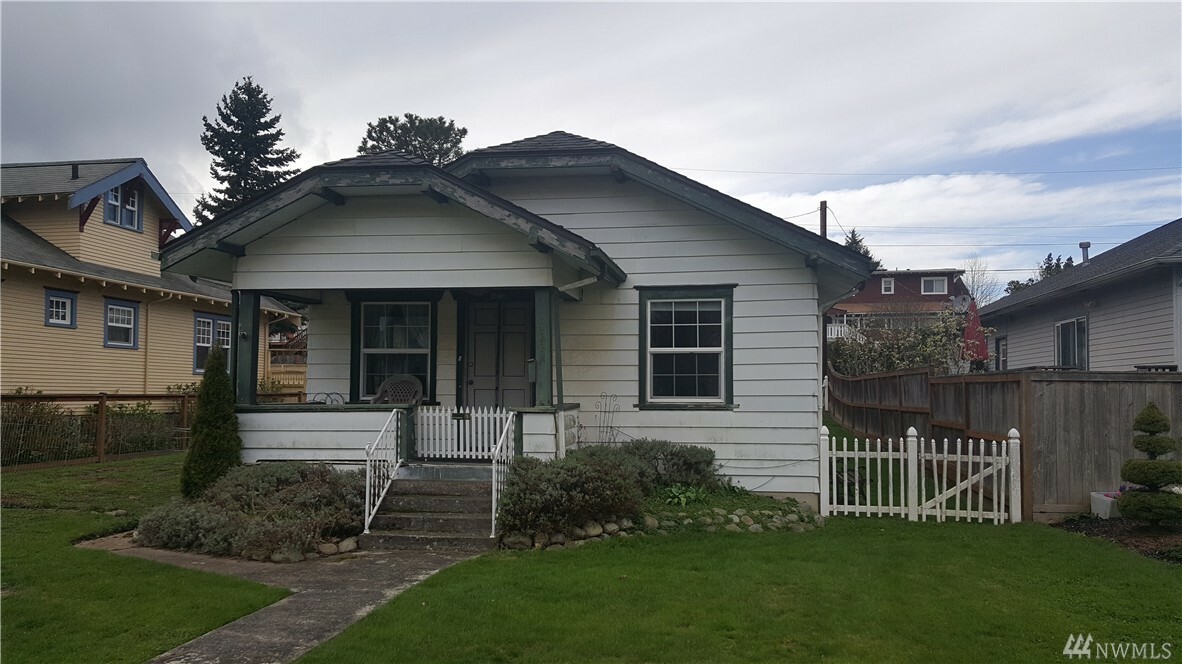 Property Photo:  1422 Oakes Ave  WA 98201 