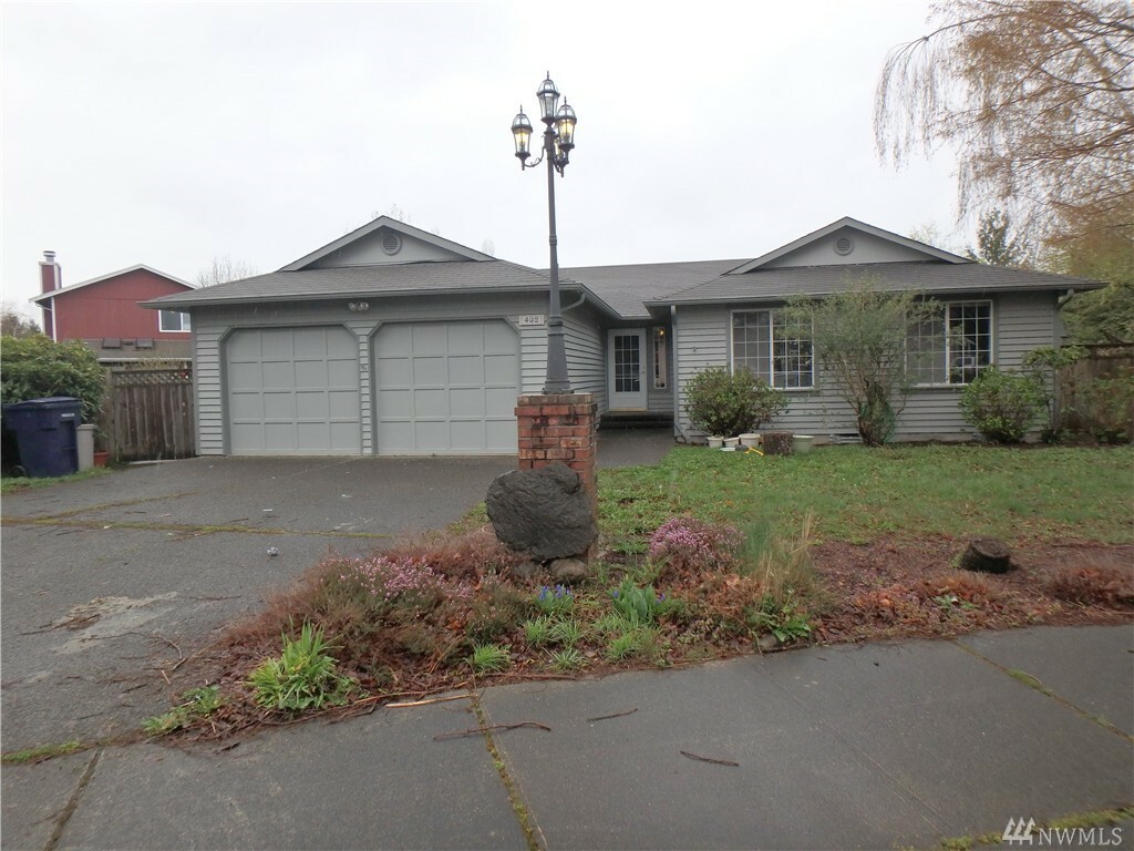 Property Photo:  402 Petschauer Place  WA 98022 