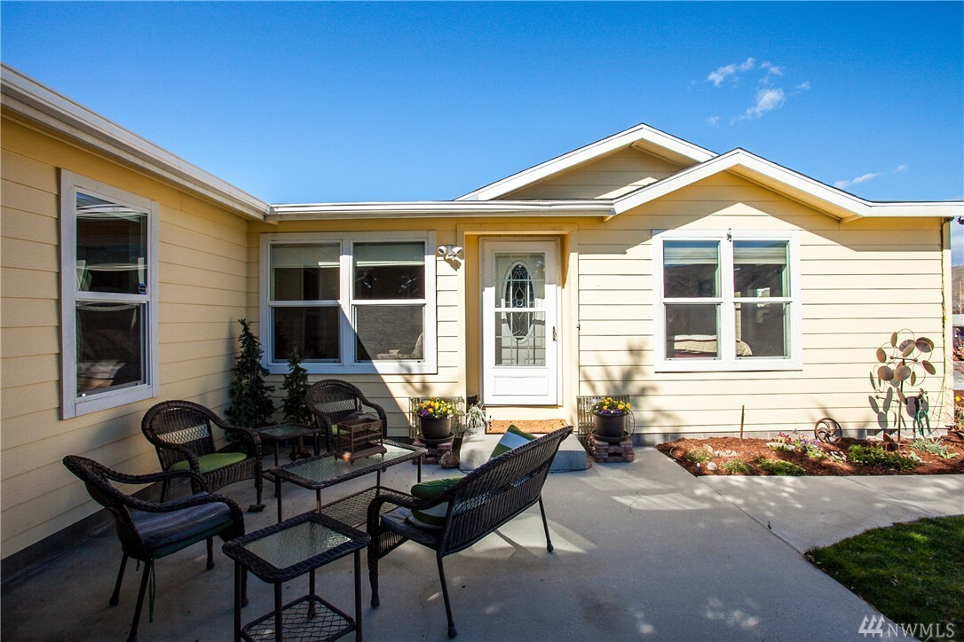 Property Photo: 14902 Golden Delicious St WA 98822