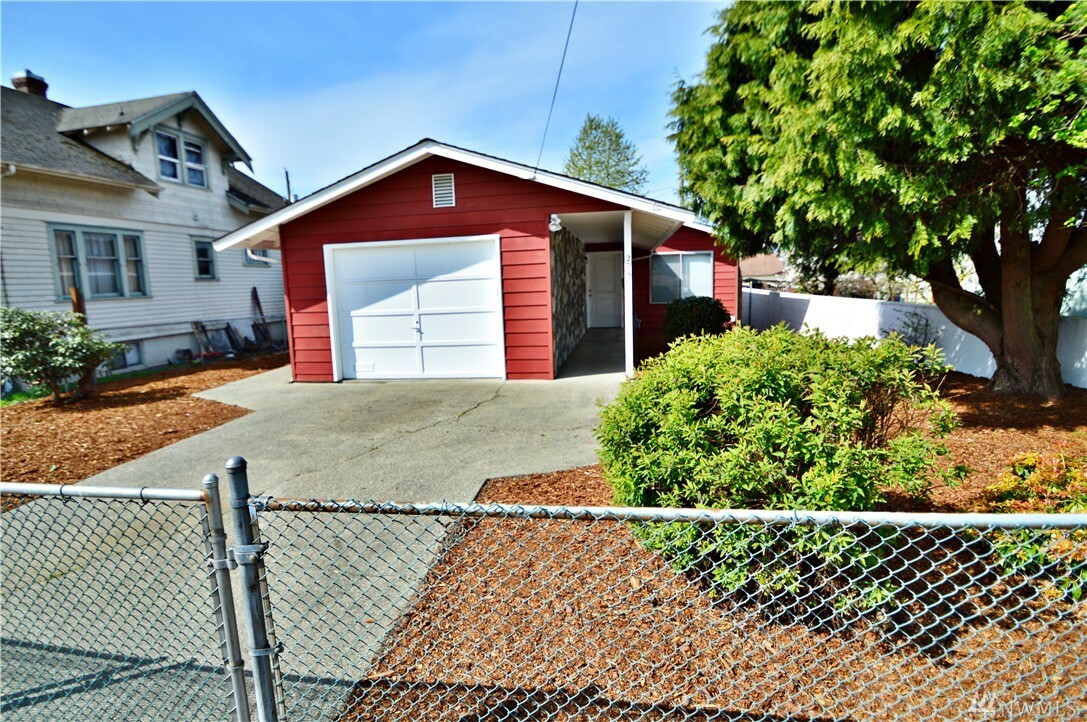 Property Photo:  2330 S Alaska St  WA 98405 