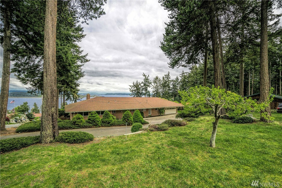 Property Photo:  681 SW Waterloo Ave  WA 98277 