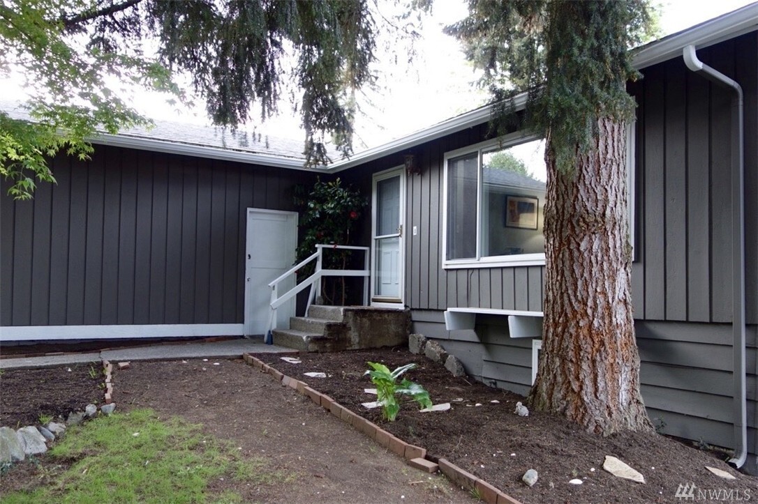 Property Photo:  11414 14th Ave S  WA 98168 