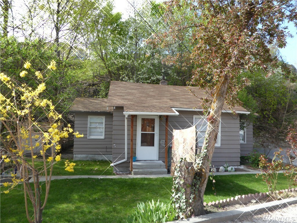 Property Photo:  1820 S Wenatchee Ave Ave  WA 98801 