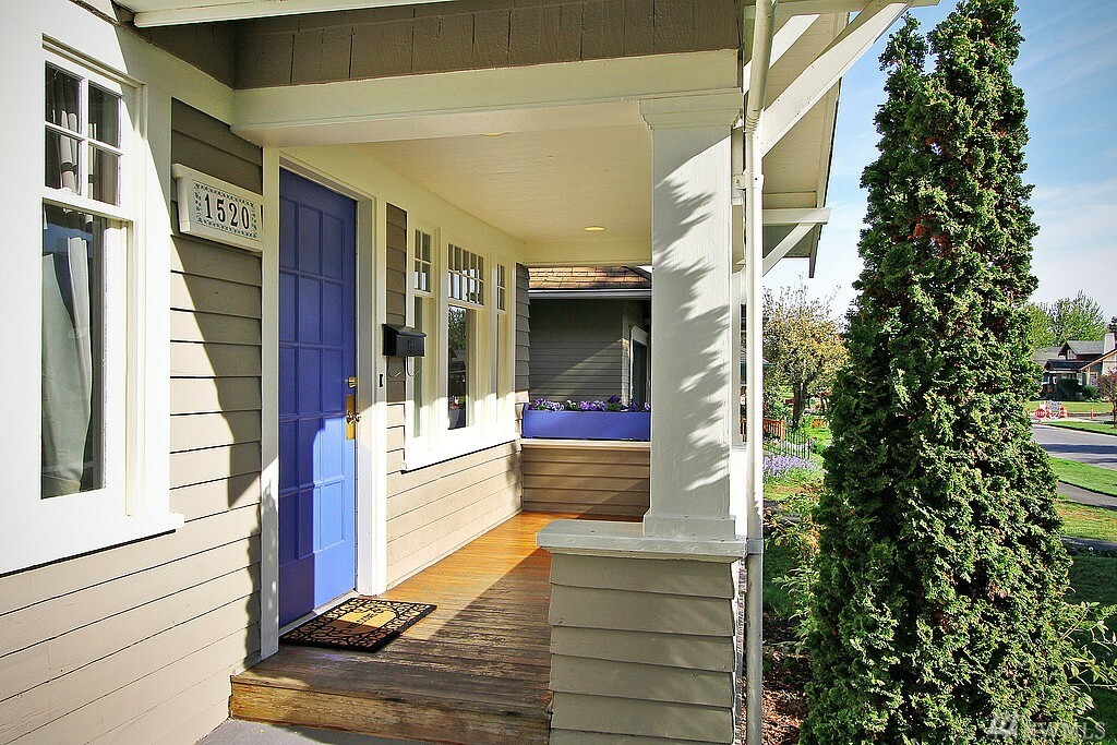 Property Photo: 1520 Hoyt Ave WA 98201