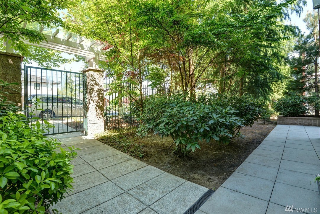 Property Photo:  511 7th Ave 1  WA 98033 