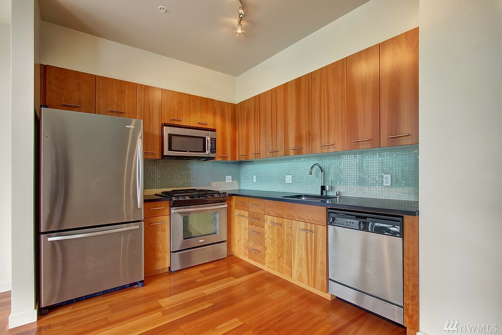 Property Photo: 2960 Eastlake Ave E 304 WA 98102